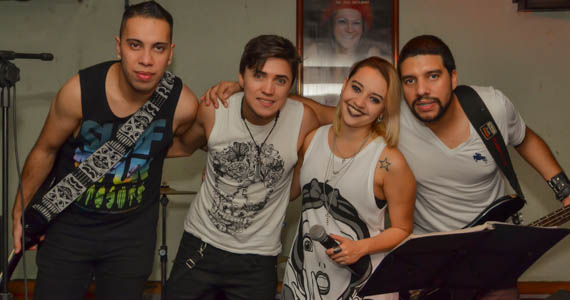 Banda Caveronica e DJ residente comandaram o sábado no Capital da Villa