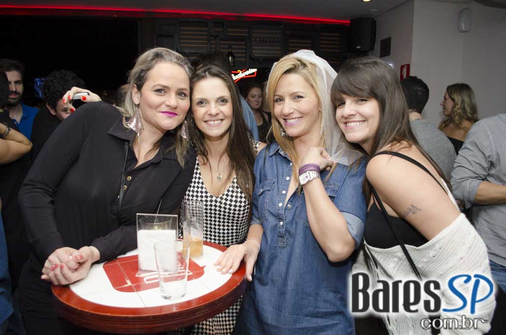 Grupo Melanina Carioca cantou seus sucessos no palco do Blá Bar Grupo Melanina Carioca cantou seus sucessos no palco do Blá Bar