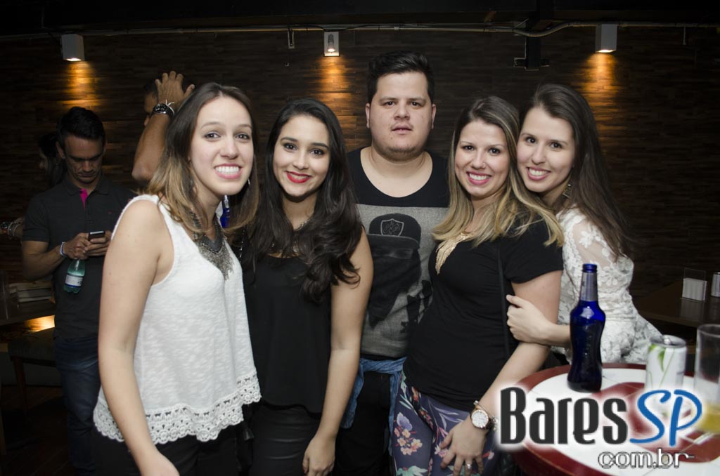 Grupo Melanina Carioca cantou seus sucessos no palco do Blá Bar Grupo Melanina Carioca cantou seus sucessos no palco do Blá Bar