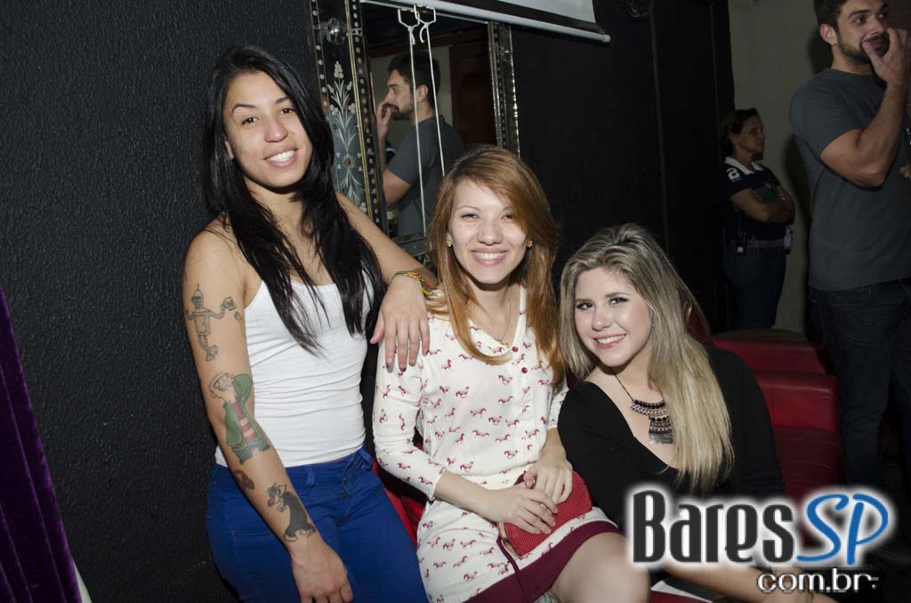 Grupo Melanina Carioca cantou seus sucessos no palco do Blá Bar Grupo Melanina Carioca cantou seus sucessos no palco do Blá Bar