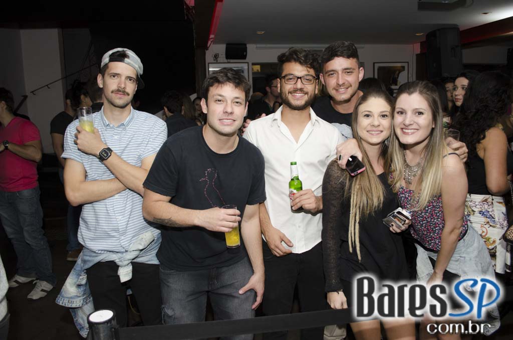 Grupo Melanina Carioca cantou seus sucessos no palco do Blá Bar Grupo Melanina Carioca cantou seus sucessos no palco do Blá Bar