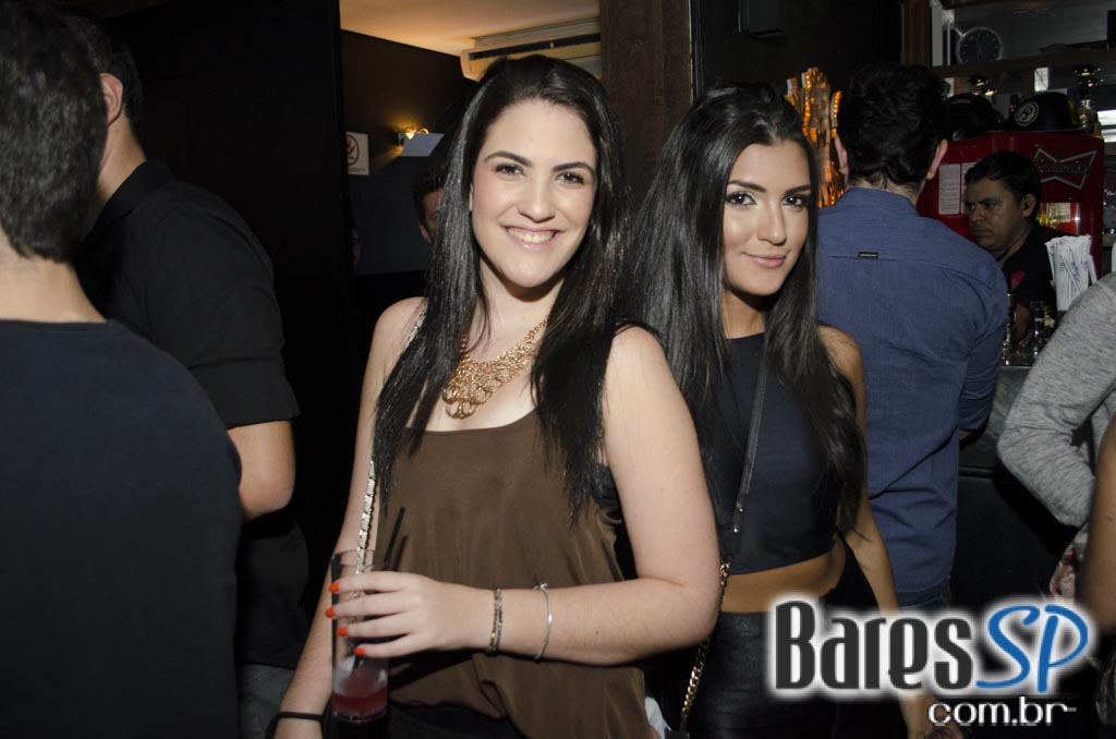 Grupo Melanina Carioca cantou seus sucessos no palco do Blá Bar Grupo Melanina Carioca cantou seus sucessos no palco do Blá Bar