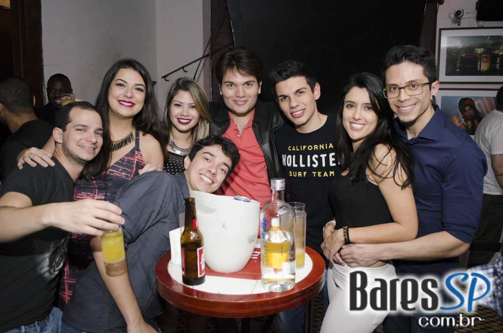 Grupo Melanina Carioca cantou seus sucessos no palco do Blá Bar Grupo Melanina Carioca cantou seus sucessos no palco do Blá Bar