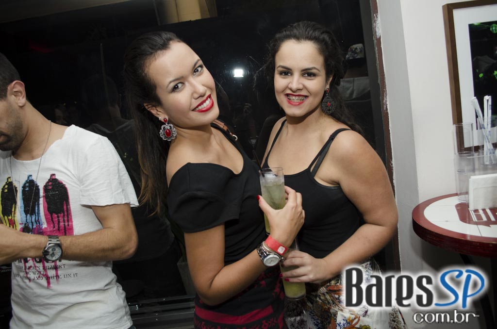 Grupo Melanina Carioca cantou seus sucessos no palco do Blá Bar Grupo Melanina Carioca cantou seus sucessos no palco do Blá Bar