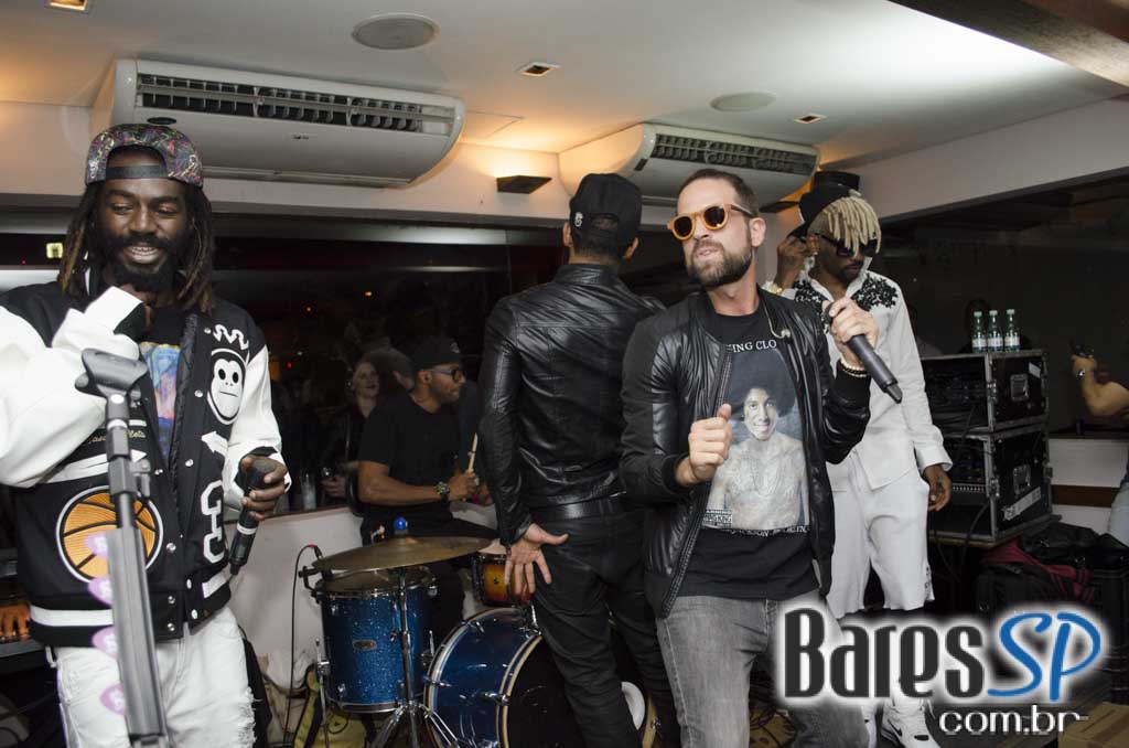Grupo Melanina Carioca cantou seus sucessos no palco do Blá Bar Grupo Melanina Carioca cantou seus sucessos no palco do Blá Bar