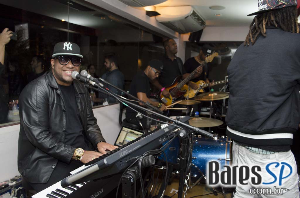 Grupo Melanina Carioca cantou seus sucessos no palco do Blá Bar Grupo Melanina Carioca cantou seus sucessos no palco do Blá Bar