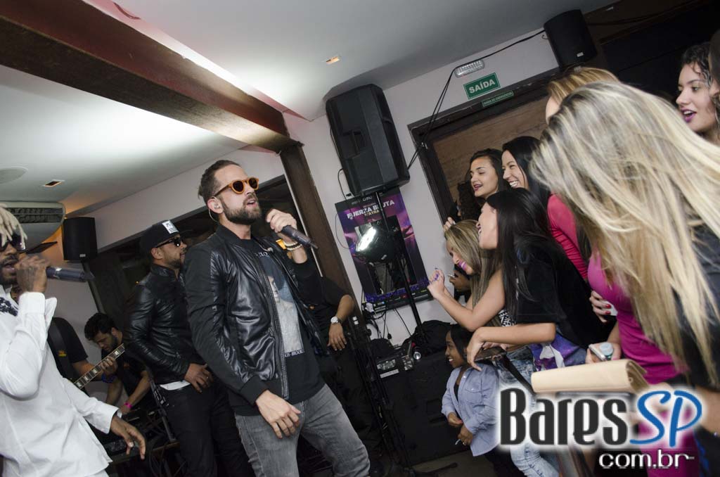 Grupo Melanina Carioca cantou seus sucessos no palco do Blá Bar Grupo Melanina Carioca cantou seus sucessos no palco do Blá Bar