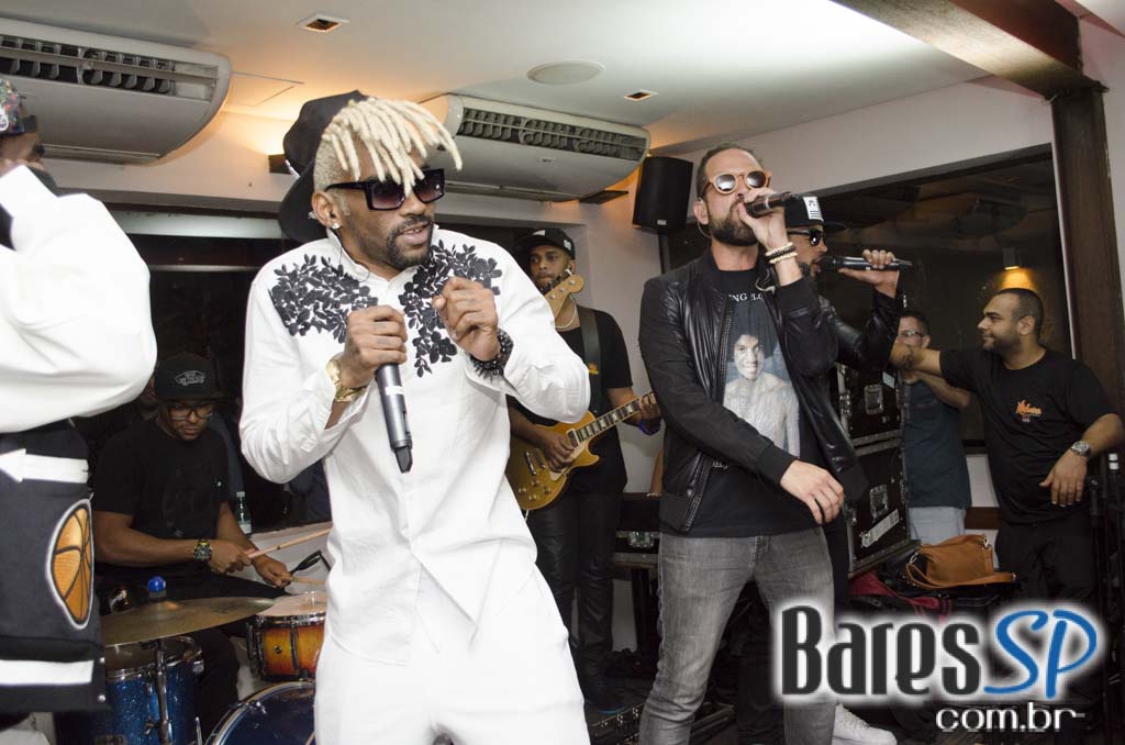 Grupo Melanina Carioca cantou seus sucessos no palco do Blá Bar Grupo Melanina Carioca cantou seus sucessos no palco do Blá Bar