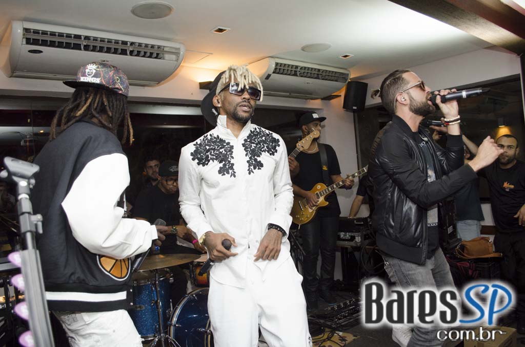 Grupo Melanina Carioca cantou seus sucessos no palco do Blá Bar Grupo Melanina Carioca cantou seus sucessos no palco do Blá Bar