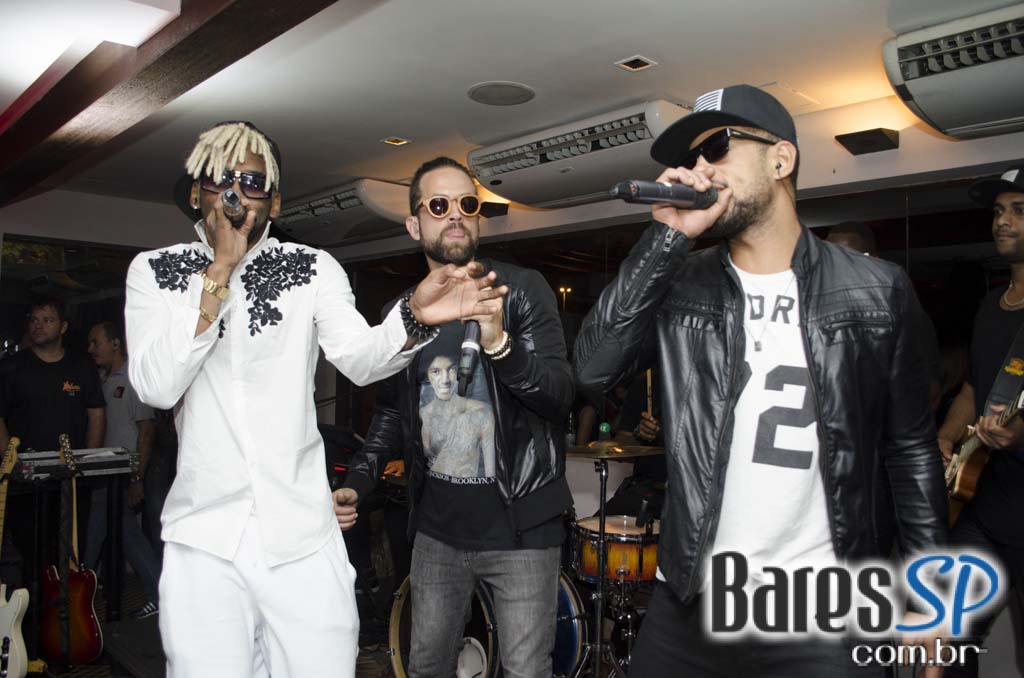 Grupo Melanina Carioca cantou seus sucessos no palco do Blá Bar Grupo Melanina Carioca cantou seus sucessos no palco do Blá Bar