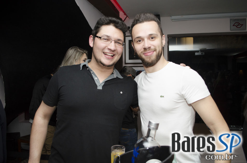 Grupo Melanina Carioca cantou seus sucessos no palco do Blá Bar Grupo Melanina Carioca cantou seus sucessos no palco do Blá Bar