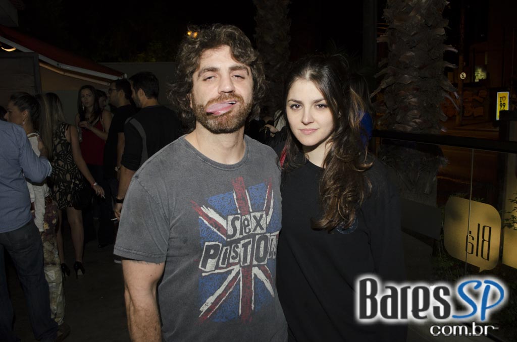 Grupo Melanina Carioca cantou seus sucessos no palco do Blá Bar Grupo Melanina Carioca cantou seus sucessos no palco do Blá Bar