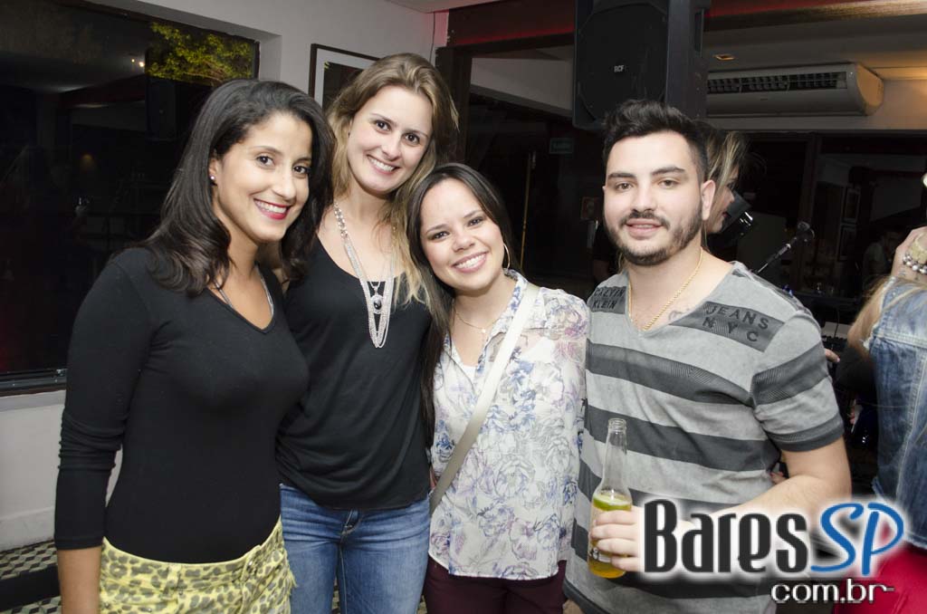 Grupo Melanina Carioca cantou seus sucessos no palco do Blá Bar Grupo Melanina Carioca cantou seus sucessos no palco do Blá Bar