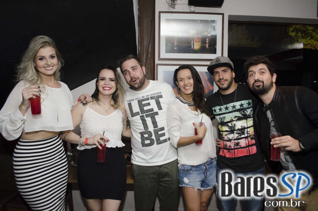 Grupo Melanina Carioca cantou seus sucessos no palco do Blá Bar Grupo Melanina Carioca cantou seus sucessos no palco do Blá Bar