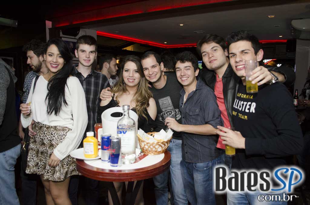 Grupo Melanina Carioca cantou seus sucessos no palco do Blá Bar Grupo Melanina Carioca cantou seus sucessos no palco do Blá Bar