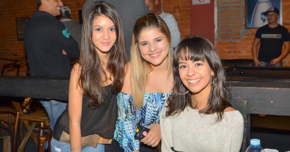 Grupo Devaneio, Evertton Rodrigues e DJ Wagninho agitaram a sexta no Éclair