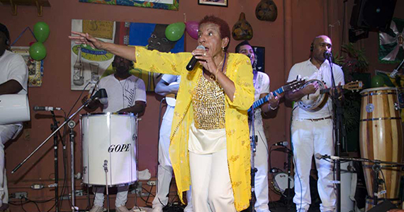 Leci Brandão e Carllão Maneiro animaram o aniversário da cantora com samba no Traço de União Leci Brandão e Carllão Maneiro animaram o aniversário da cantora com samba no Traço de União