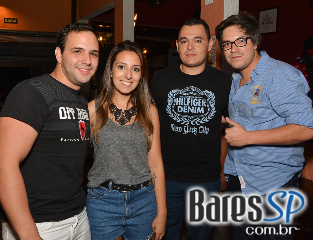 Bar FM 444 apresentou show do Grupo Aquele Som que animou a sexta Bar FM 444 apresentou show do Grupo Aquele Som que animou a sexta