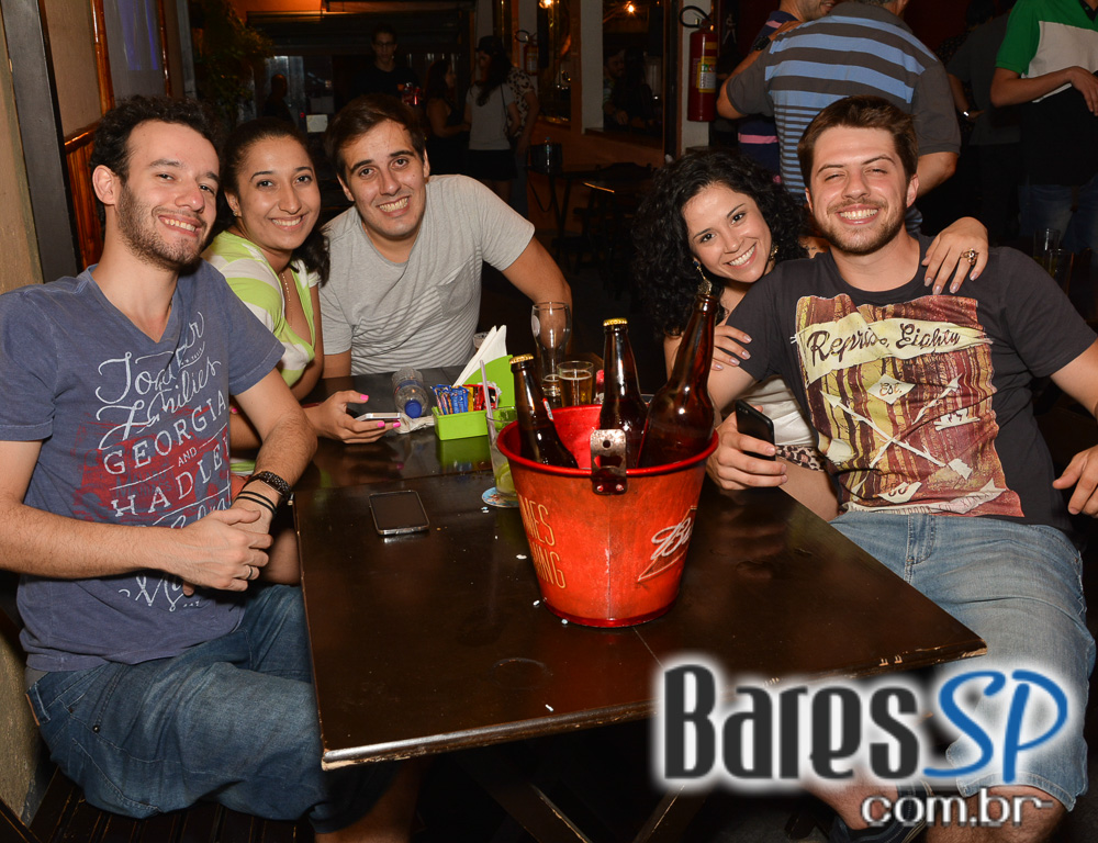 Bar FM 444 apresentou show do Grupo Aquele Som que animou a sexta Bar FM 444 apresentou show do Grupo Aquele Som que animou a sexta