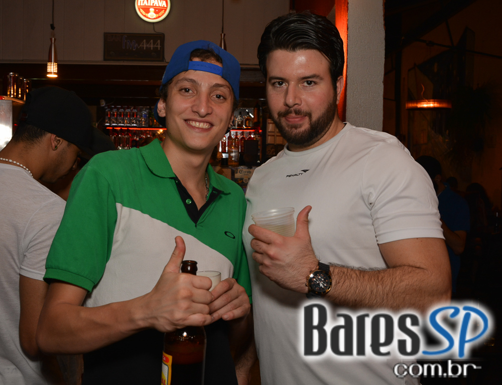 Bar FM 444 apresentou show do Grupo Aquele Som que animou a sexta Bar FM 444 apresentou show do Grupo Aquele Som que animou a sexta