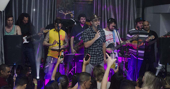 Grupo Jeito Moleque tocou seus sucessos no palco do La Fiesta domingo