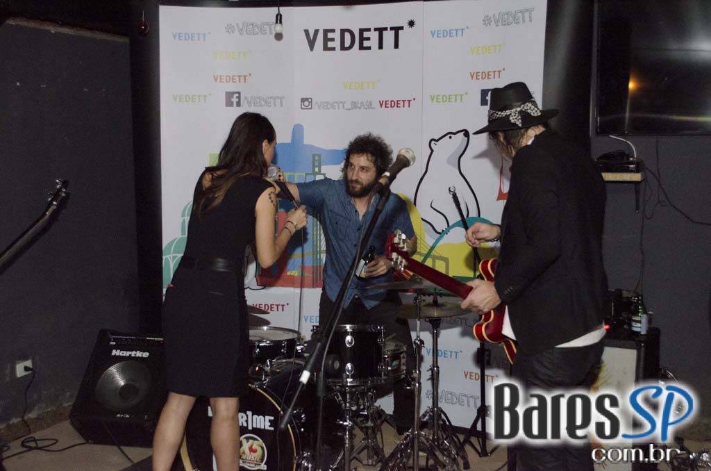 Razzmatazz Bar apresentou o evento Vedett Rock Night com muitas atrações Razzmatazz Bar apresentou o evento Vedett Rock Night com muitas atrações