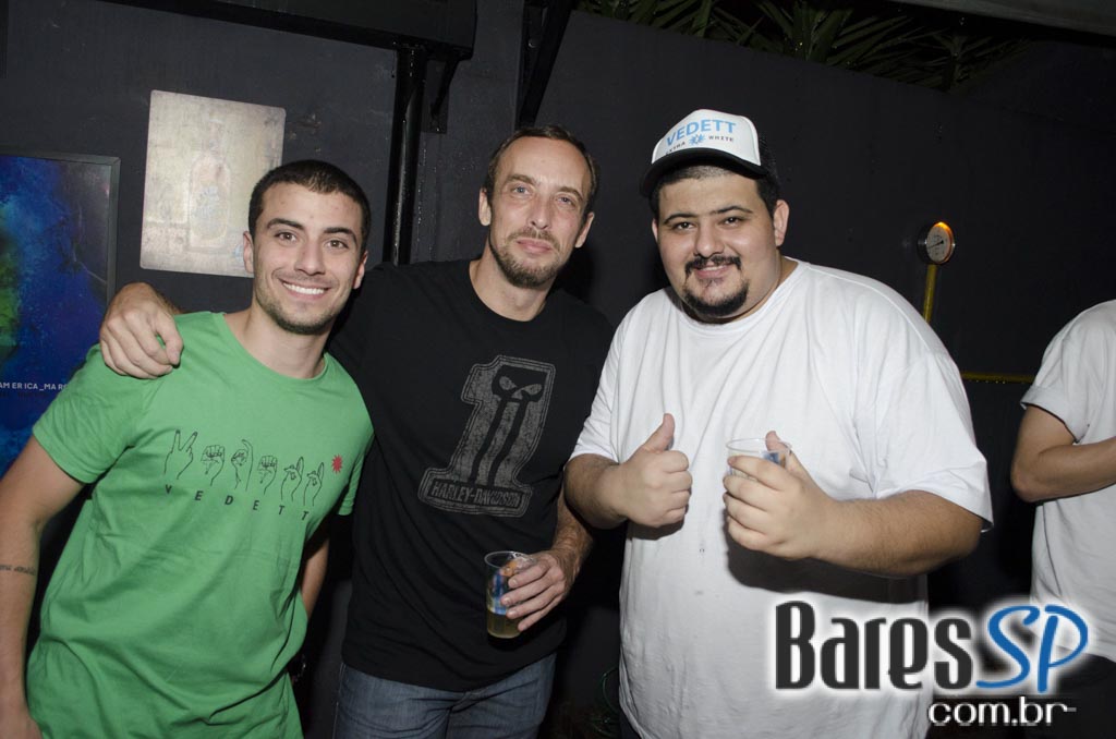 Razzmatazz Bar apresentou o evento Vedett Rock Night com muitas atrações Razzmatazz Bar apresentou o evento Vedett Rock Night com muitas atrações