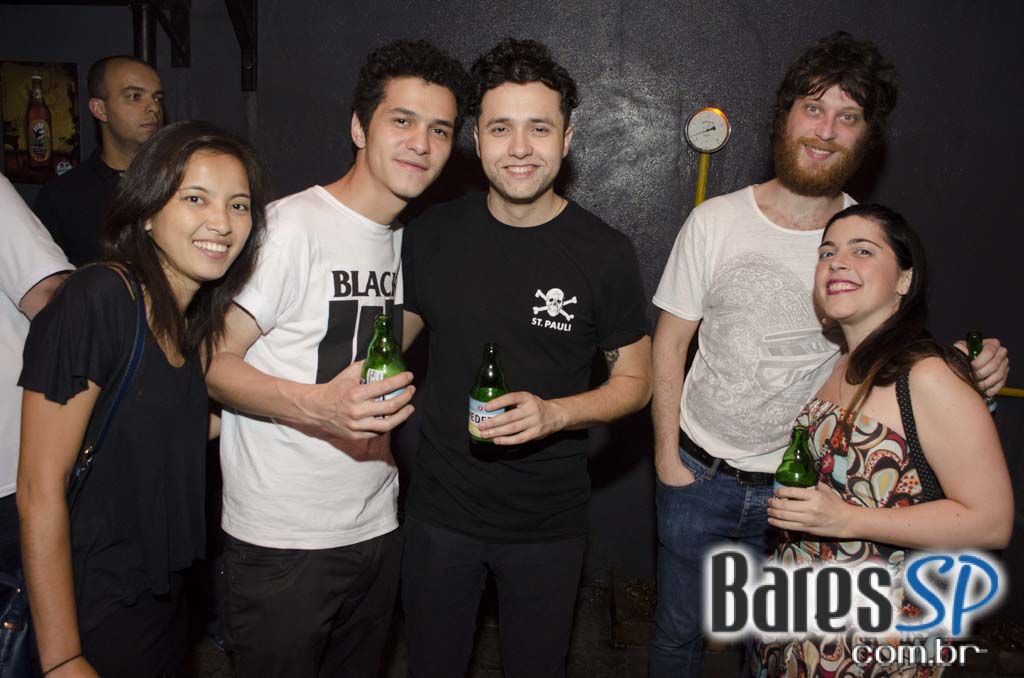 Razzmatazz Bar apresentou o evento Vedett Rock Night com muitas atrações Razzmatazz Bar apresentou o evento Vedett Rock Night com muitas atrações