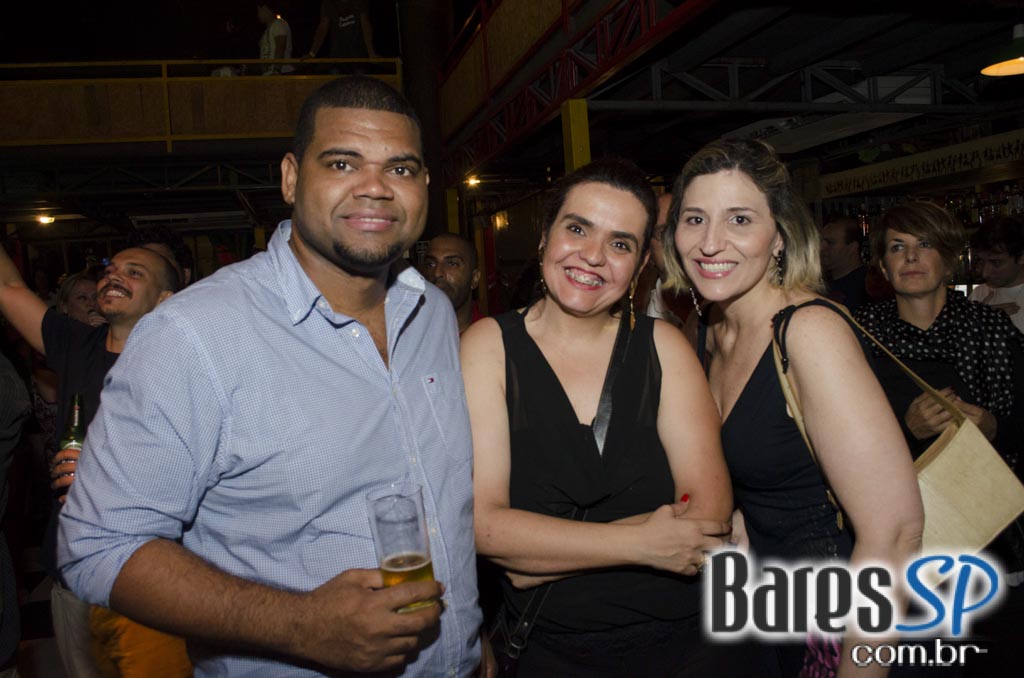 Favela da Vila comemorou 5 anos com show de Arlindo Cruz e convidados Favela da Vila comemorou 5 anos com show de Arlindo Cruz e convidados