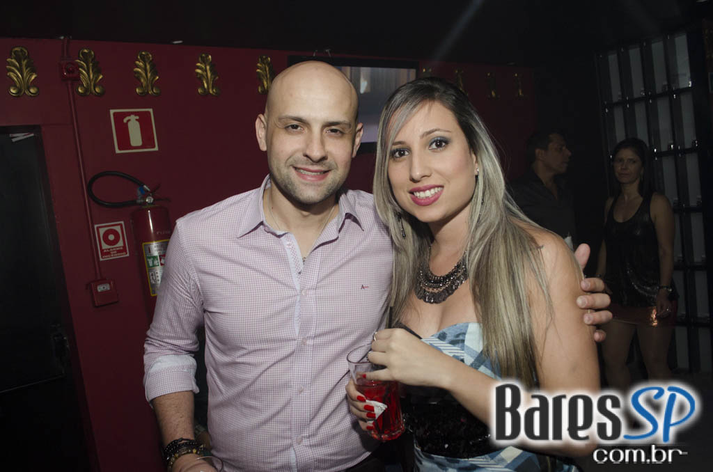 Tinder Club apresentou DJ Rogério Djêss que animou o setlist de sexta Tinder Club apresentou DJ Rogério Djêss que animou o setlist de sexta