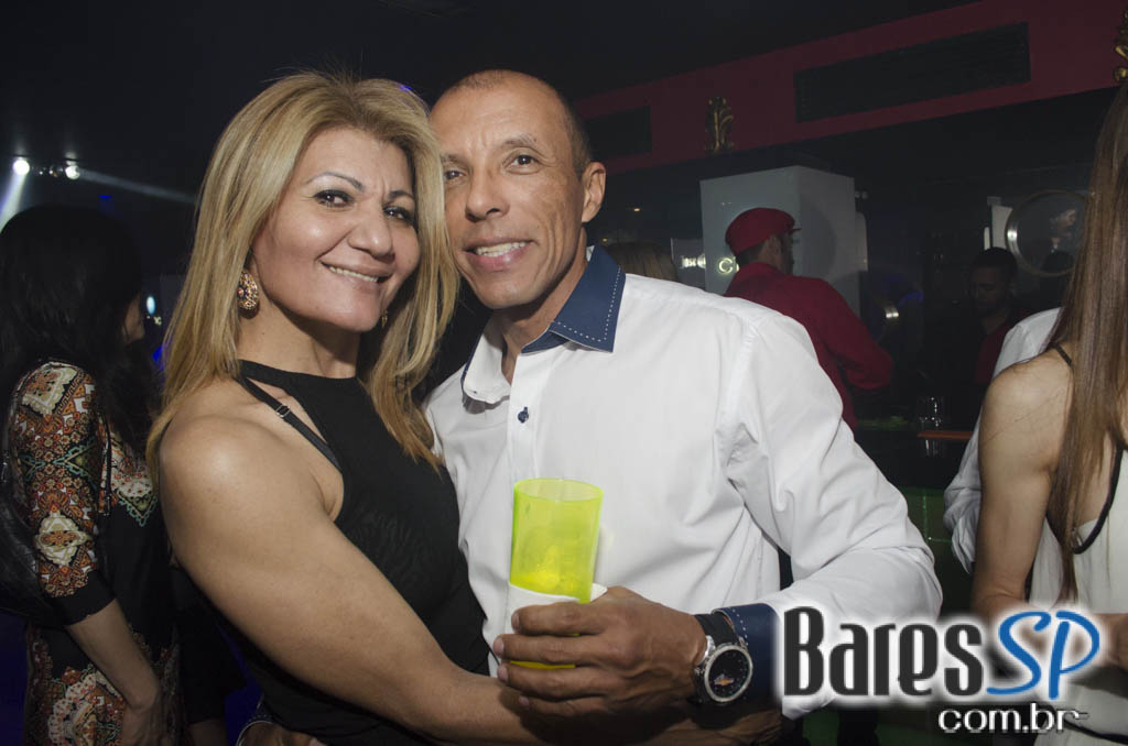 Tinder Club apresentou DJ Rogério Djêss que animou o setlist de sexta Tinder Club apresentou DJ Rogério Djêss que animou o setlist de sexta