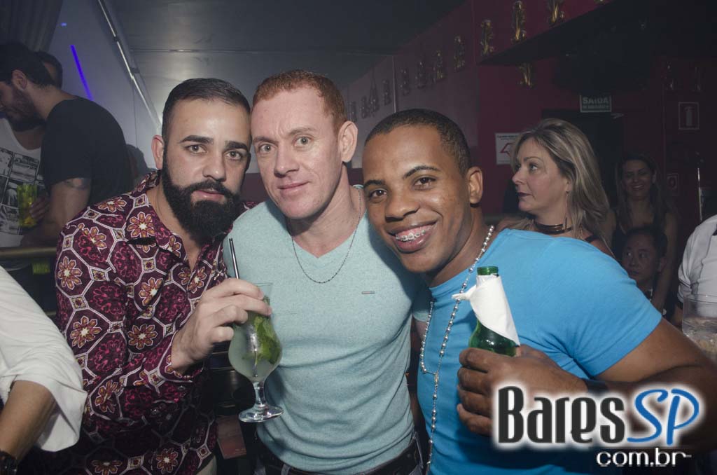 Tinder Club apresentou DJ Rogério Djêss que animou o setlist de sexta Tinder Club apresentou DJ Rogério Djêss que animou o setlist de sexta