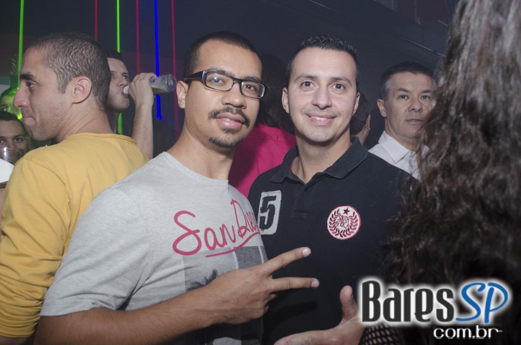 Tinder Club apresentou DJ Rogério Djêss que animou o setlist de sexta Tinder Club apresentou DJ Rogério Djêss que animou o setlist de sexta