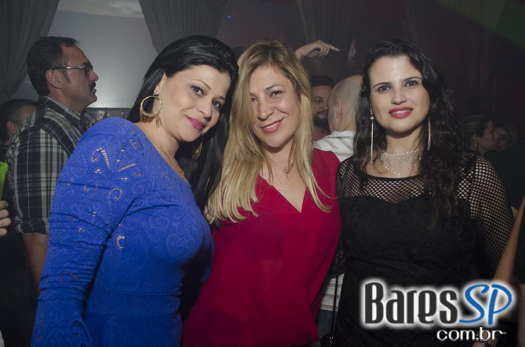 Tinder Club apresentou DJ Rogério Djêss que animou o setlist de sexta Tinder Club apresentou DJ Rogério Djêss que animou o setlist de sexta