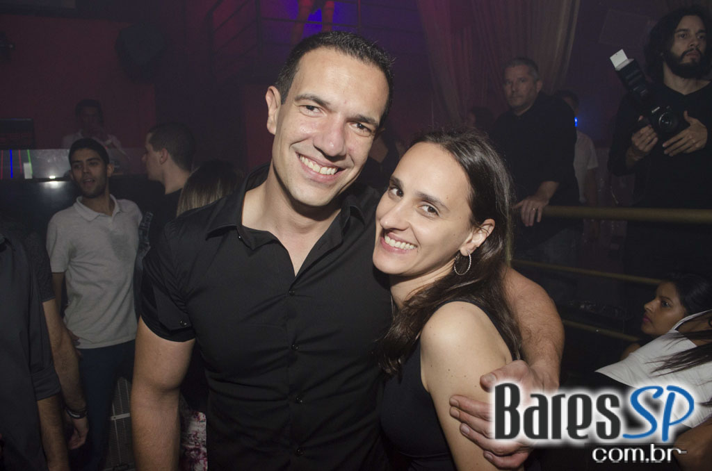 Tinder Club apresentou DJ Rogério Djêss que animou o setlist de sexta Tinder Club apresentou DJ Rogério Djêss que animou o setlist de sexta