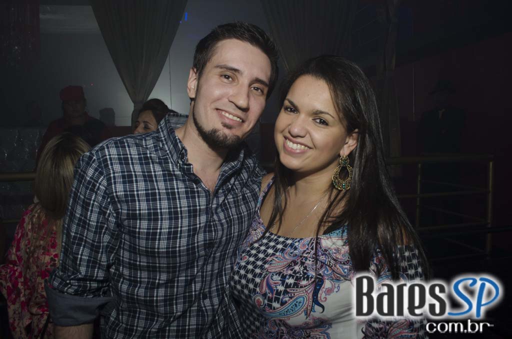 Tinder Club apresentou DJ Rogério Djêss que animou o setlist de sexta Tinder Club apresentou DJ Rogério Djêss que animou o setlist de sexta