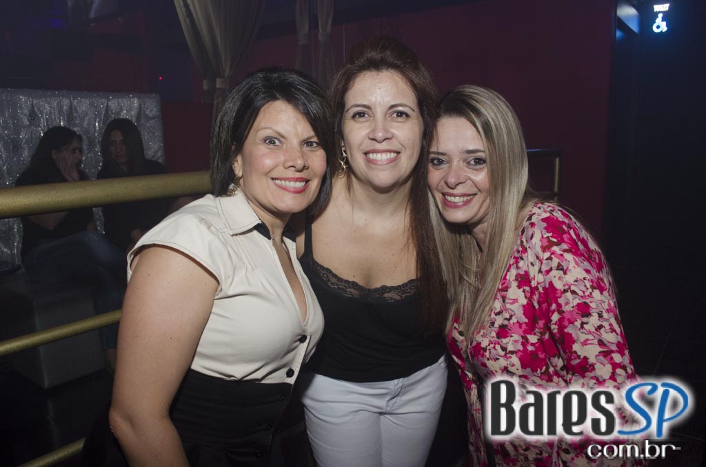 Tinder Club apresentou DJ Rogério Djêss que animou o setlist de sexta Tinder Club apresentou DJ Rogério Djêss que animou o setlist de sexta