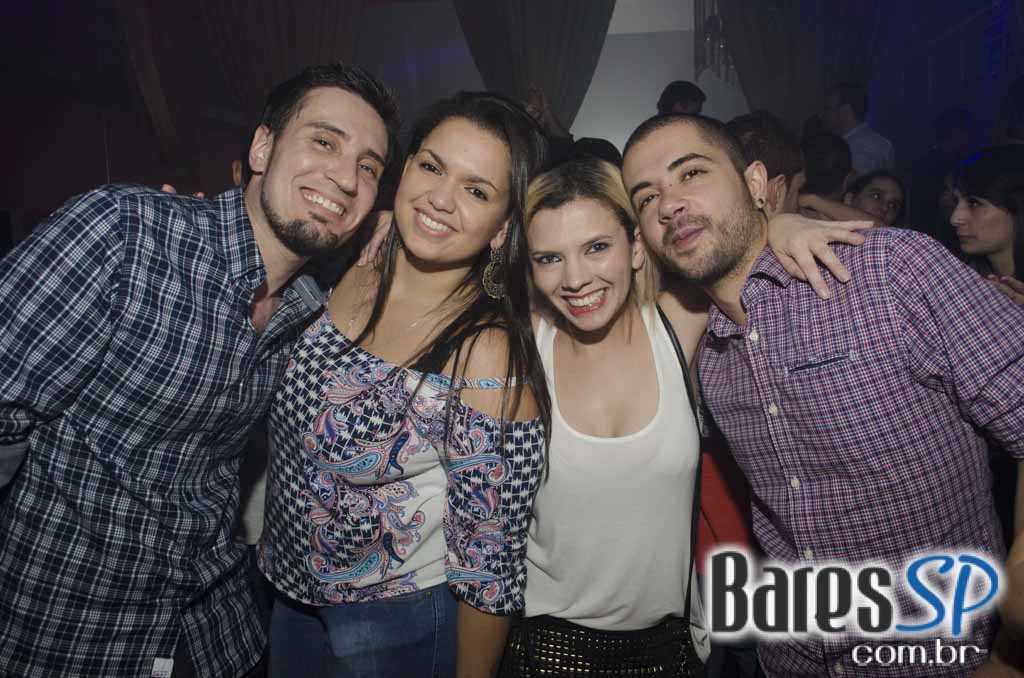 Tinder Club apresentou DJ Rogério Djêss que animou o setlist de sexta Tinder Club apresentou DJ Rogério Djêss que animou o setlist de sexta