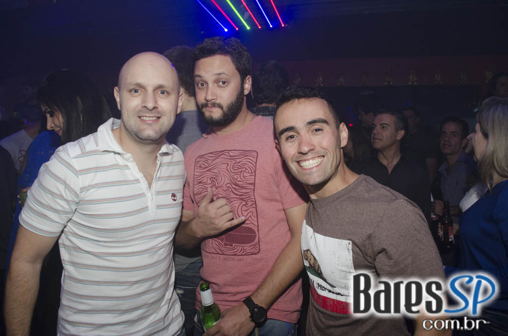 Tinder Club apresentou DJ Rogério Djêss que animou o setlist de sexta Tinder Club apresentou DJ Rogério Djêss que animou o setlist de sexta