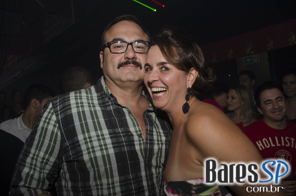 Tinder Club apresentou DJ Rogério Djêss que animou o setlist de sexta Tinder Club apresentou DJ Rogério Djêss que animou o setlist de sexta