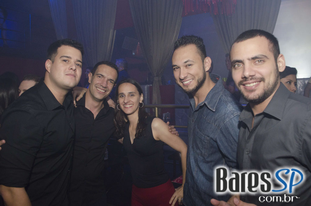 Tinder Club apresentou DJ Rogério Djêss que animou o setlist de sexta Tinder Club apresentou DJ Rogério Djêss que animou o setlist de sexta