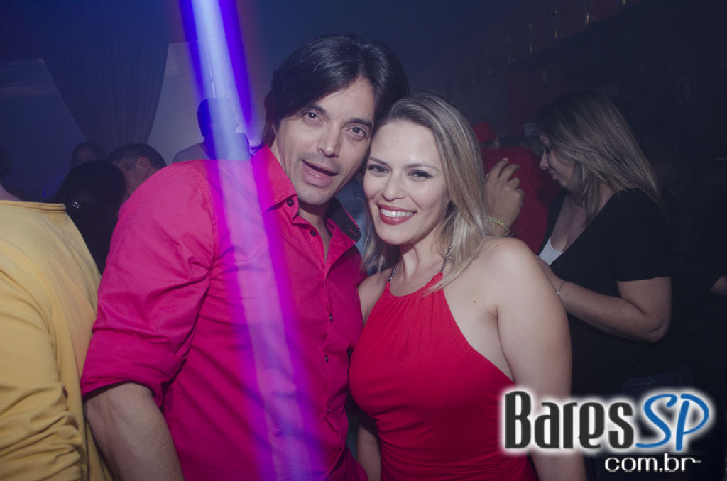 Tinder Club apresentou DJ Rogério Djêss que animou o setlist de sexta Tinder Club apresentou DJ Rogério Djêss que animou o setlist de sexta