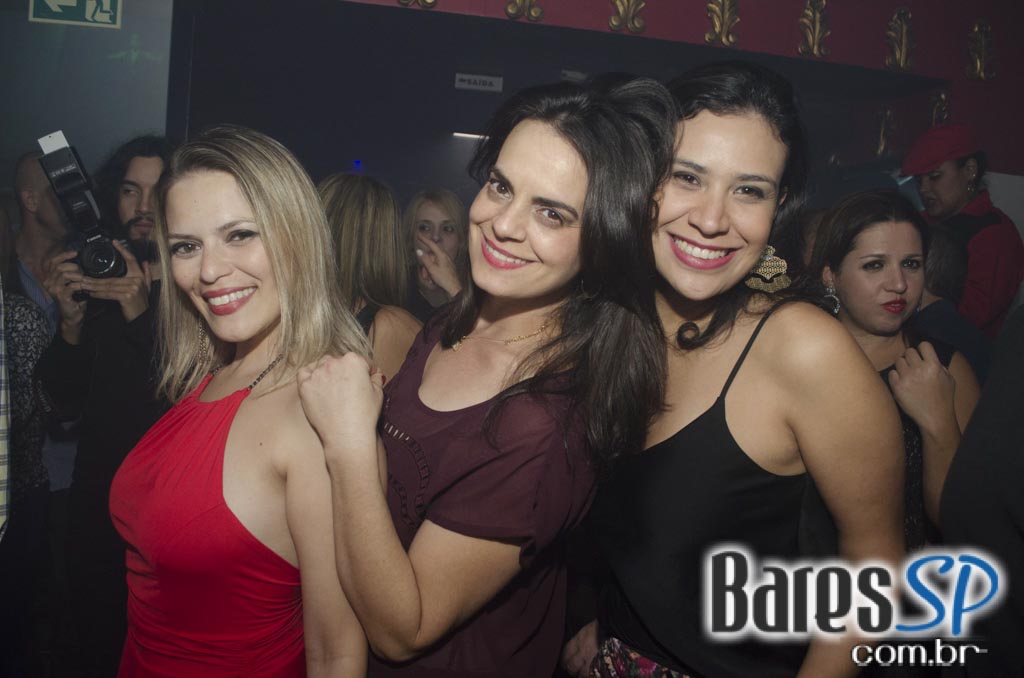 Tinder Club apresentou DJ Rogério Djêss que animou o setlist de sexta Tinder Club apresentou DJ Rogério Djêss que animou o setlist de sexta