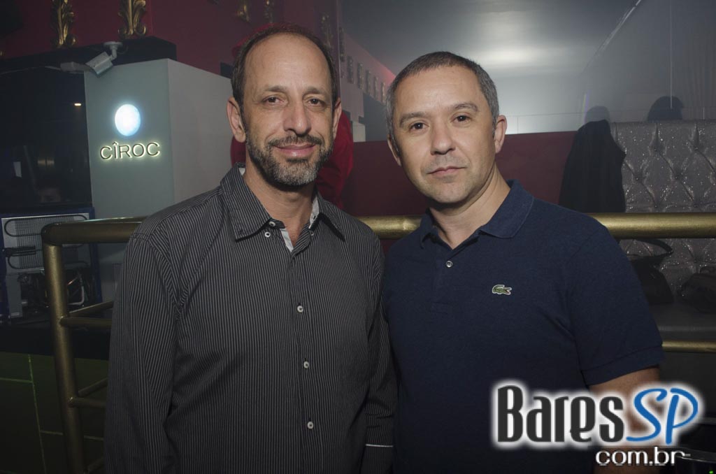 Tinder Club apresentou DJ Rogério Djêss que animou o setlist de sexta Tinder Club apresentou DJ Rogério Djêss que animou o setlist de sexta