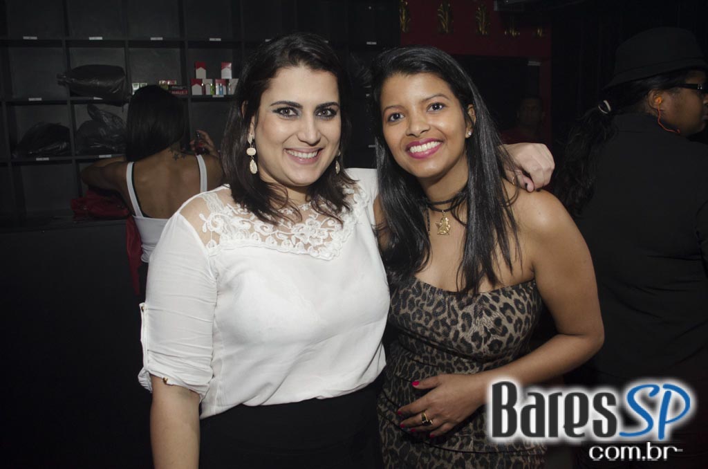 Tinder Club apresentou DJ Rogério Djêss que animou o setlist de sexta Tinder Club apresentou DJ Rogério Djêss que animou o setlist de sexta