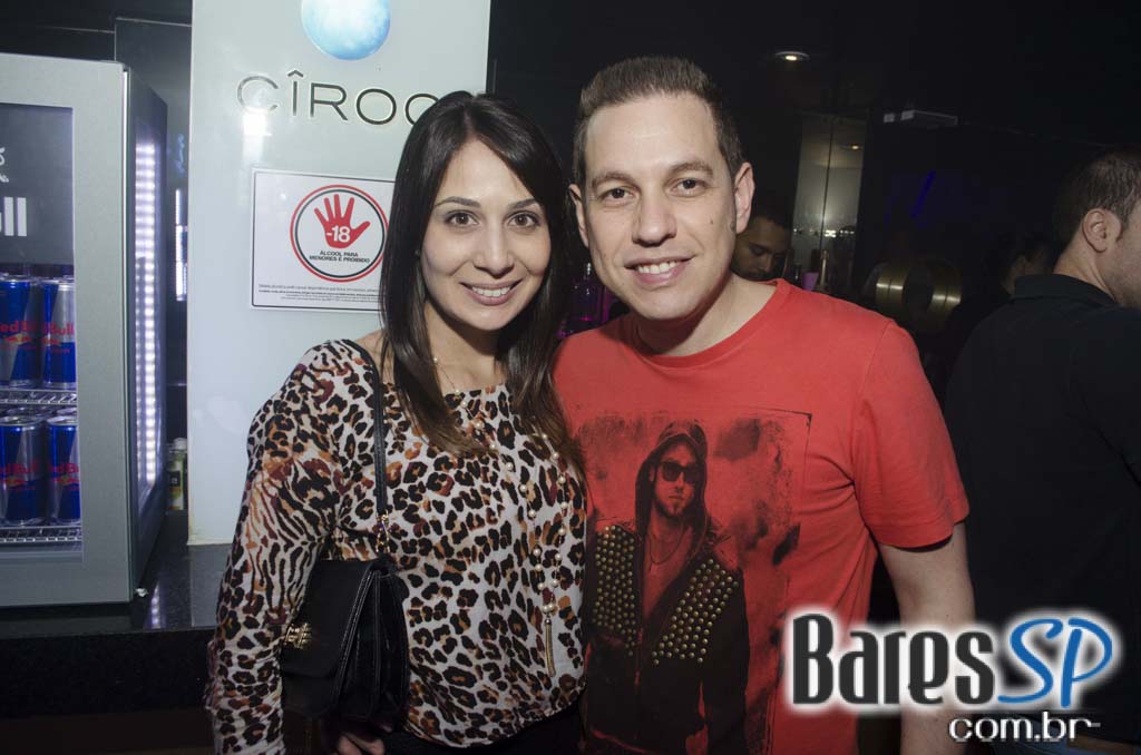 Tinder Club apresentou DJ Rogério Djêss que animou o setlist de sexta Tinder Club apresentou DJ Rogério Djêss que animou o setlist de sexta