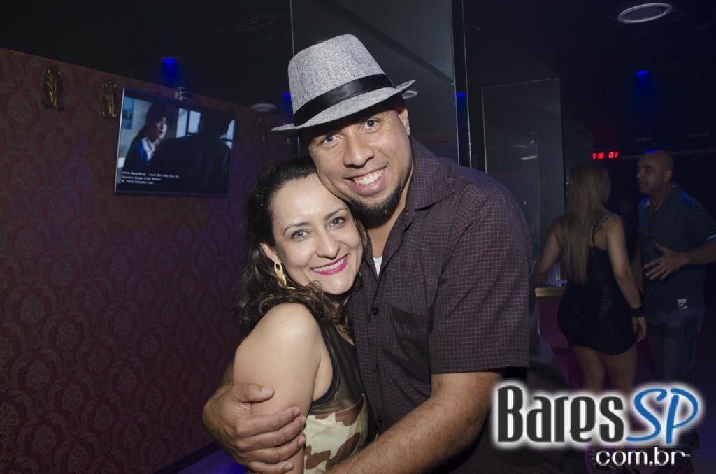 Tinder Club apresentou DJ Rogério Djêss que animou o setlist de sexta Tinder Club apresentou DJ Rogério Djêss que animou o setlist de sexta