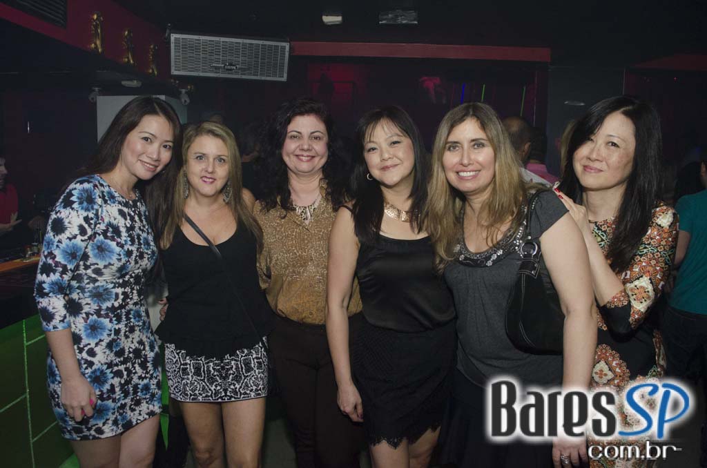 Tinder Club apresentou DJ Rogério Djêss que animou o setlist de sexta Tinder Club apresentou DJ Rogério Djêss que animou o setlist de sexta