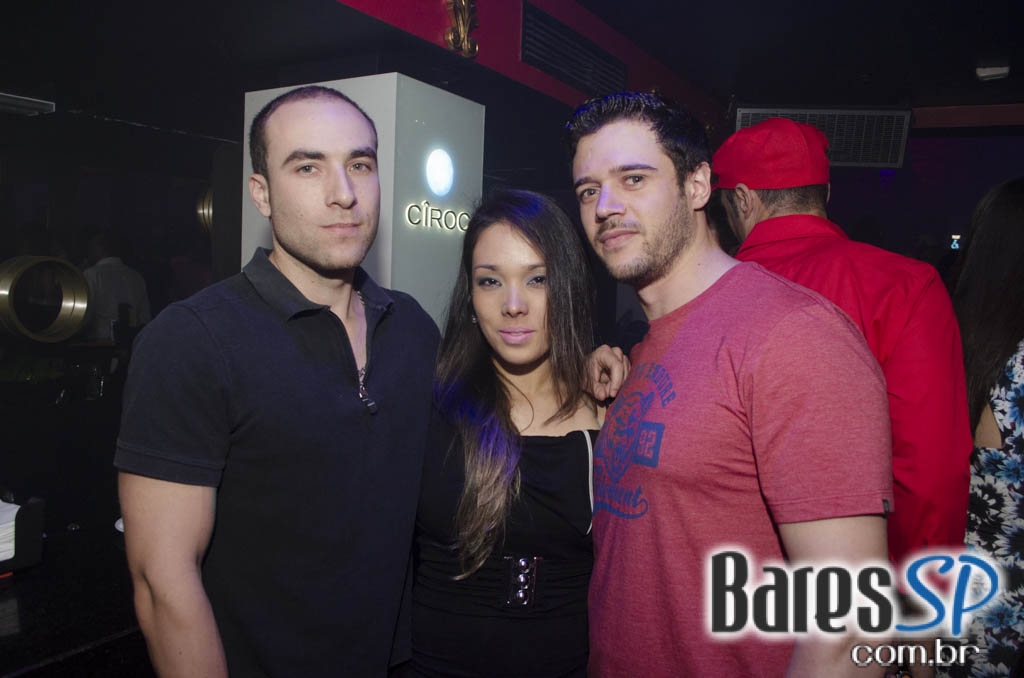 Tinder Club apresentou DJ Rogério Djêss que animou o setlist de sexta Tinder Club apresentou DJ Rogério Djêss que animou o setlist de sexta