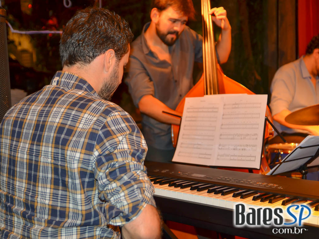 Bar Madeleine apresentou banda Coletivo Imaginário que tocou Miles Davis na quinta Bar Madeleine apresentou banda Coletivo Imaginário que tocou Miles Davis na quinta